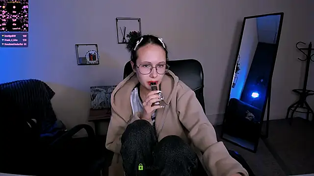 Snapshot of mona_cloud chatting on 09/14/25, 10:42 mona cloud online show from 09/14/25, 10:42