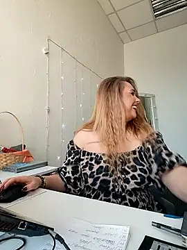 Juicy PeachLux online show from 10/08/25, 06:00