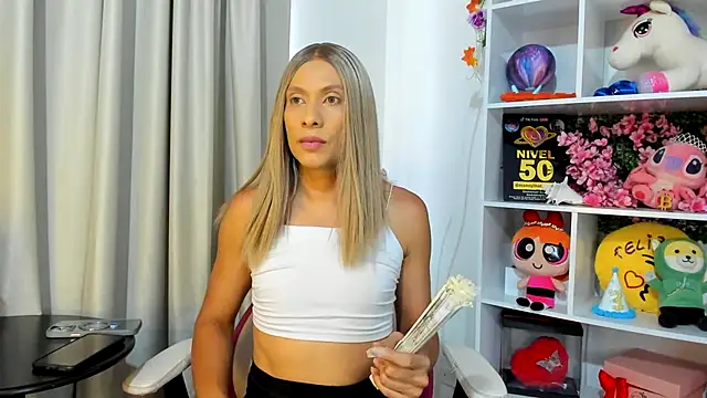 Snapshot of davinaclaire chatting on 07/19/26, 05:05 davinaclaire online show from 07/19/26, 05:05