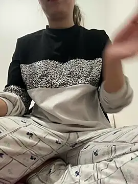 saraaxx1 online show from 05/02/26, 04:01