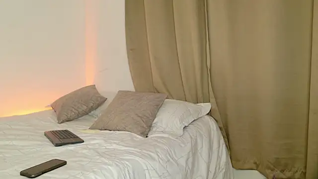 isahilton1 online show from 03/16/25, 12:01