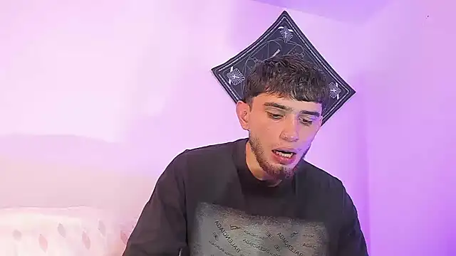 samevansx  online show from 04/07/26, 07:36