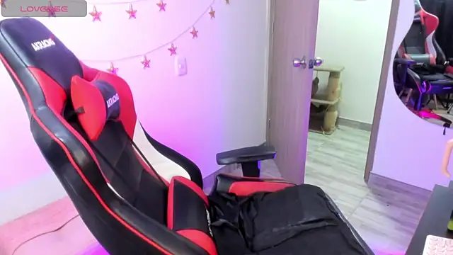 Snapshot of LindaSilverstone chatting on 11/19/25, 11:27 LindaSilverstone online show from 11/19/25, 11:27