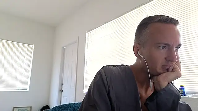 Snapshot of TheDaddy005 chatting on 05/15/26, 04:47 TheDaddy005 online show from 05/15/26, 04:47