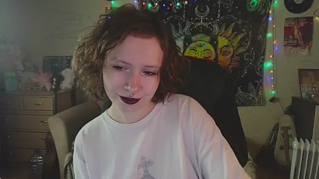 Snapshot of Lil_foxxx chatting on 09/15/25, 10:48 Lil foxxx online show from 09/15/25, 10:48