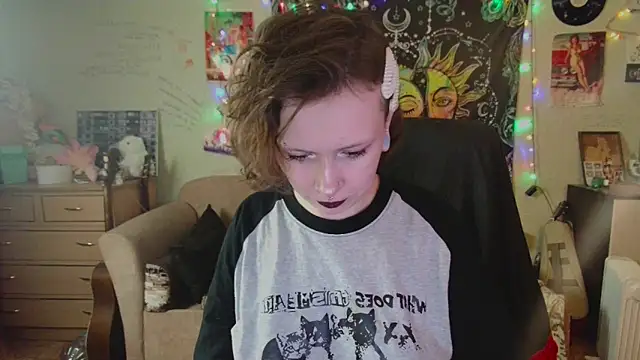 Snapshot of Lil_foxxx chatting on 09/19/25, 10:27 Lil foxxx online show from 09/19/25, 10:27