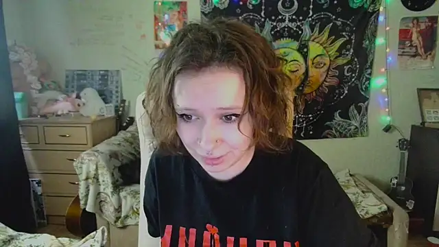 Snapshot of Lil_foxxx chatting on 10/07/25, 10:23 Lil foxxx online show from 10/07/25, 10:23