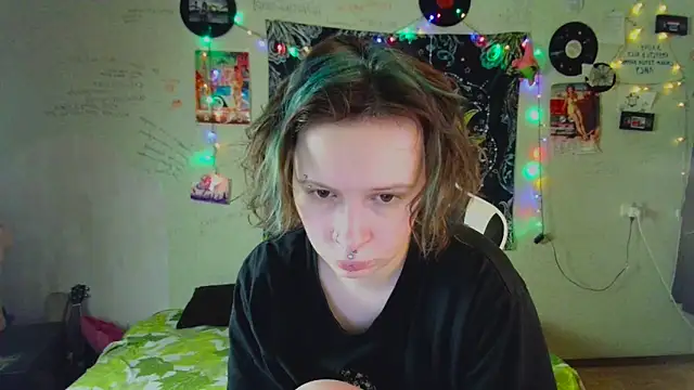 Snapshot of Lil_foxxx chatting on 11/20/25, 11:43 Lil foxxx online show from 11/20/25, 11:43