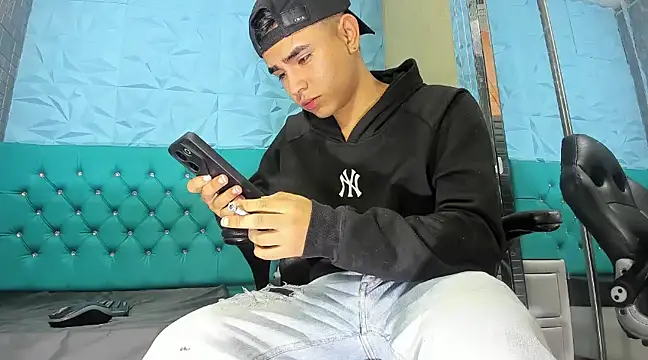 Snapshot of NohaCollens chatting on 03/19/25, 10:44 NohaCollens online show from 03/19/25, 10:44