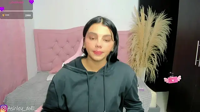 Snapshot of Ashley_dolll chatting on 07/05/26, 01:01 Ashley dolll online show from 07/05/26, 01:01
