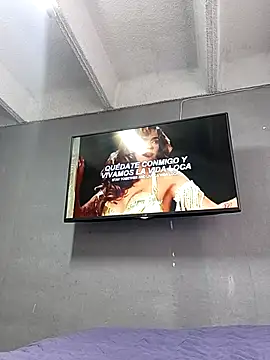 Snapshot of DaphneRosses chatting on 09/29/25, 01:49 DaphneRosses online show from 09/29/25, 01:49