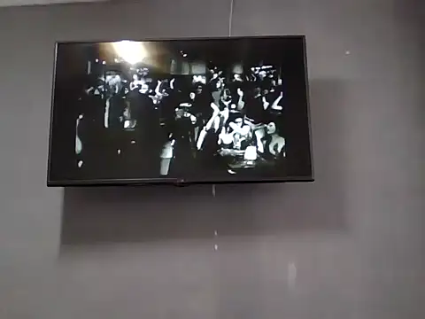 Snapshot of DaphneRosses chatting on 10/21/25, 02:40 DaphneRosses online show from 10/21/25, 02:40