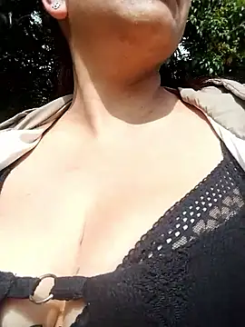 Snapshot of Carlasm- chatting on 10/17/25, 01:57 Carlasm- online show from 10/17/25, 01:57