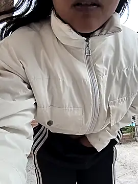 Snapshot of bella_warzon chatting on 10/05/25, 08:07 bella warzon online show from 10/05/25, 08:07