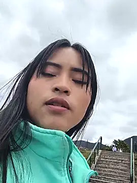 Snapshot of bella_warzon chatting on 10/17/25, 04:53 bella warzon online show from 10/17/25, 04:53