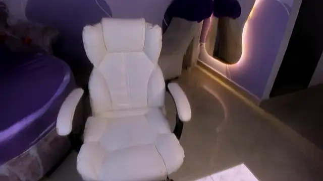 Snapshot of auroracute02 chatting on 10/20/25, 01:11 auroracute02 online show from 10/20/25, 01:11