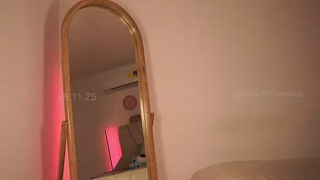 Snapshot of sweetlittlevenus chatting on 11/26/25, 09:27 sweetlittlevenus online show from 11/26/25, 09:27