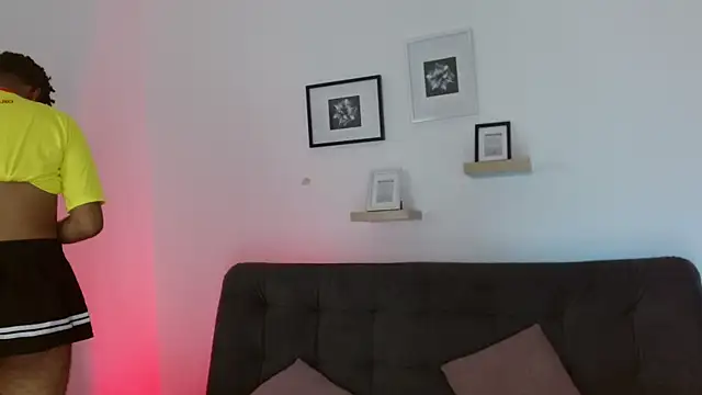 julian vogue online show from 03/20/25, 06:53