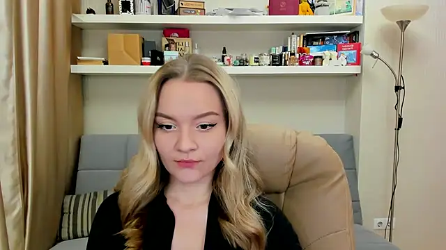 Snapshot of Kara_Smith_ chatting on 12/07/24, 10:17 Kara Smith online show from 12/07/24, 10:17