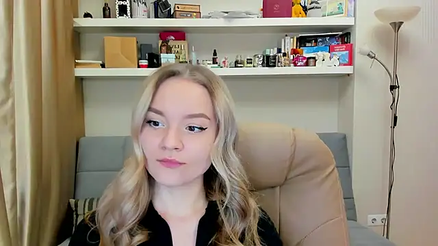 Snapshot of Kara_Smith_ chatting on 12/14/24, 11:23 Kara Smith online show from 12/14/24, 11:23