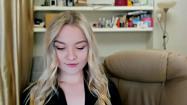 Snapshot of Kara_Smith_ chatting on 10/11/25, 09:24 Kara Smith online show from 10/11/25, 09:24