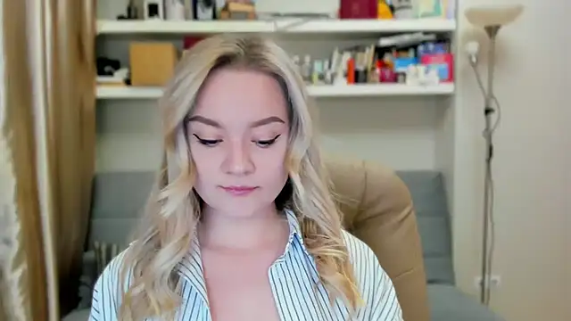 Snapshot of Kara_Smith_ chatting on 10/12/25, 10:42 Kara Smith online show from 10/12/25, 10:42