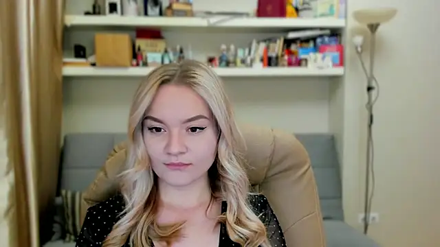 Snapshot of Kara_Smith_ chatting on 10/17/25, 11:18 Kara Smith online show from 10/17/25, 11:18