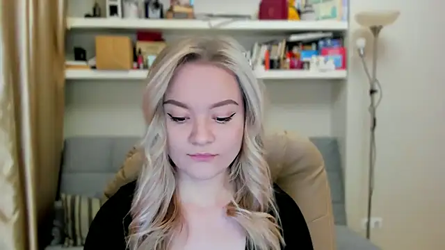 Snapshot of Kara_Smith_ chatting on 10/18/25, 10:10 Kara Smith online show from 10/18/25, 10:10