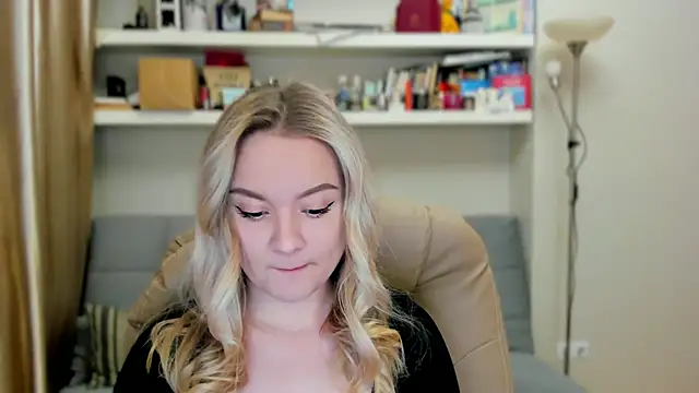 Snapshot of Kara_Smith_ chatting on 10/22/25, 10:42 Kara Smith online show from 10/22/25, 10:42