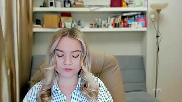 Snapshot of Kara_Smith_ chatting on 10/26/25, 10:36 Kara Smith online show from 10/26/25, 10:36