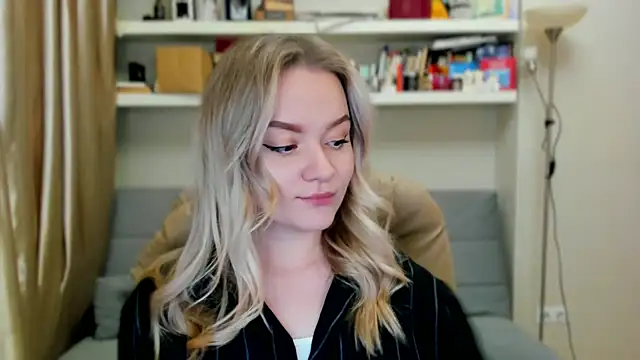 Snapshot of Kara_Smith_ chatting on 11/08/25, 12:44 Kara Smith online show from 11/08/25, 12:44