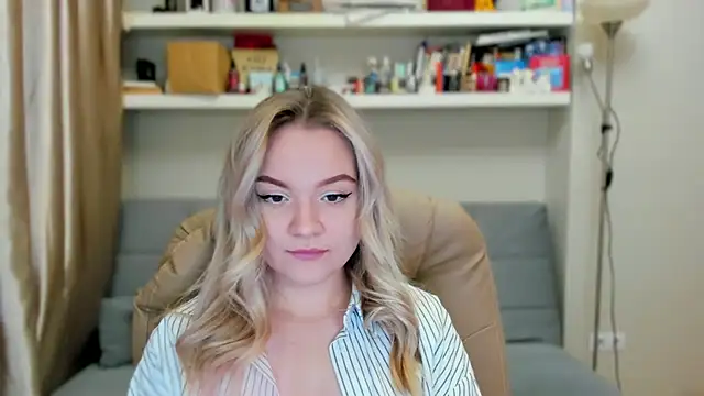 Snapshot of Kara_Smith_ chatting on 11/09/25, 10:30 Kara Smith online show from 11/09/25, 10:30