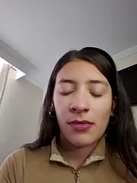 Snapshot of HOLY_DOLL chatting on 10/07/25, 08:39 HOLY DOLL online show from 10/07/25, 08:39