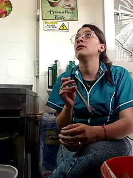 Snapshot of HOLY_DOLL chatting on 11/07/25, 08:42 HOLY DOLL online show from 11/07/25, 08:42