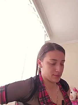 Snapshot of HOLY_DOLL chatting on 12/18/25, 01:06 HOLY DOLL online show from 12/18/25, 01:06