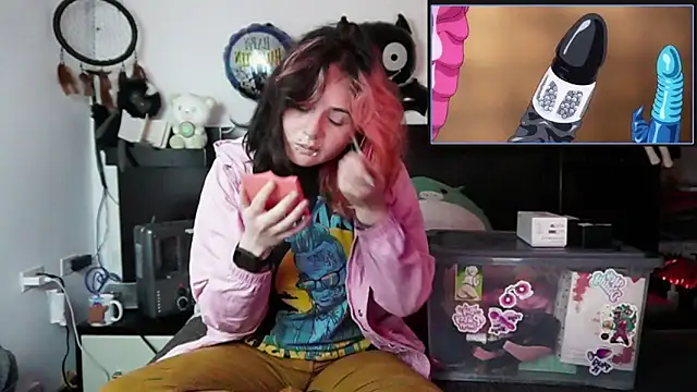 Snapshot of Devil_And_Princess chatting on 10/24/25, 01:35 Devil And Princess online show from 10/24/25, 01:35