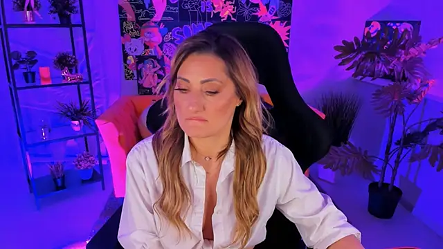 Snapshot of SarahAlluring chatting on 03/22/25, 04:37 SarahAlluring online show from 03/22/25, 04:37