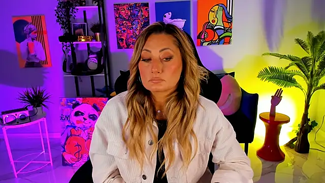 Snapshot of SarahAlluring chatting on 09/14/25, 12:59 SarahAlluring online show from 09/14/25, 12:59