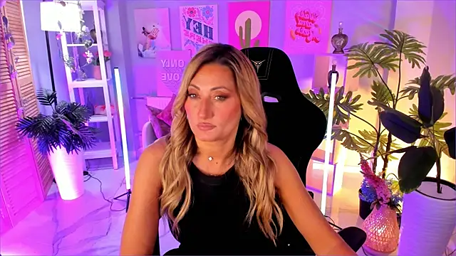 Snapshot of SarahAlluring chatting on 09/18/25, 01:02 SarahAlluring online show from 09/18/25, 01:02