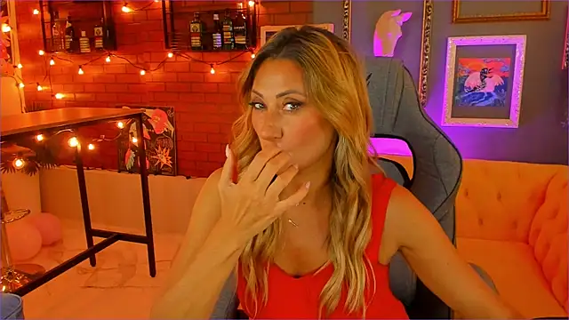 Snapshot of SarahAlluring chatting on 09/19/25, 12:06 SarahAlluring online show from 09/19/25, 12:06