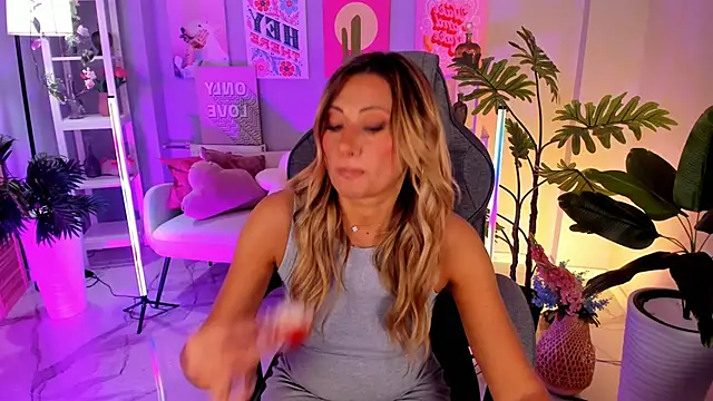 Snapshot of SarahAlluring chatting on 09/22/25, 01:35 SarahAlluring online show from 09/22/25, 01:35