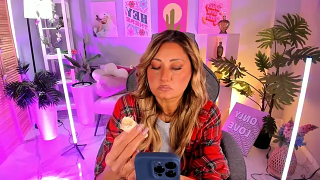 Snapshot of SarahAlluring chatting on 09/25/25, 12:31 SarahAlluring online show from 09/25/25, 12:31