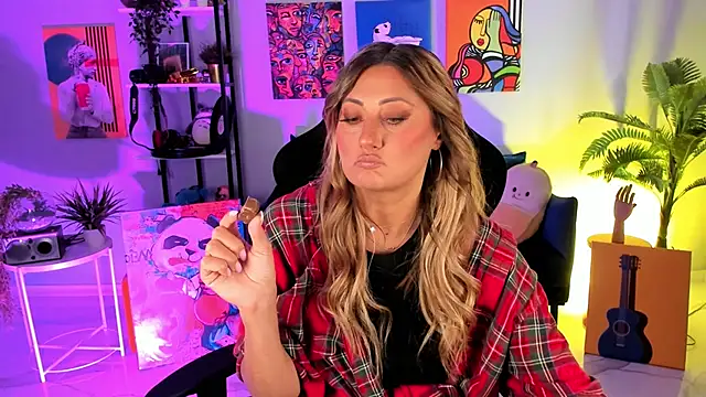 Snapshot of SarahAlluring chatting on 10/11/25, 12:15 SarahAlluring online show from 10/11/25, 12:15