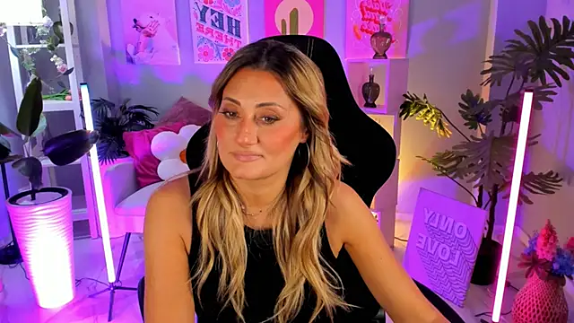 Snapshot of SarahAlluring chatting on 10/20/25, 10:59 SarahAlluring online show from 10/20/25, 10:59