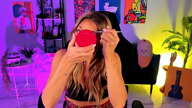 Snapshot of SarahAlluring chatting on 10/31/25, 12:39 SarahAlluring online show from 10/31/25, 12:39