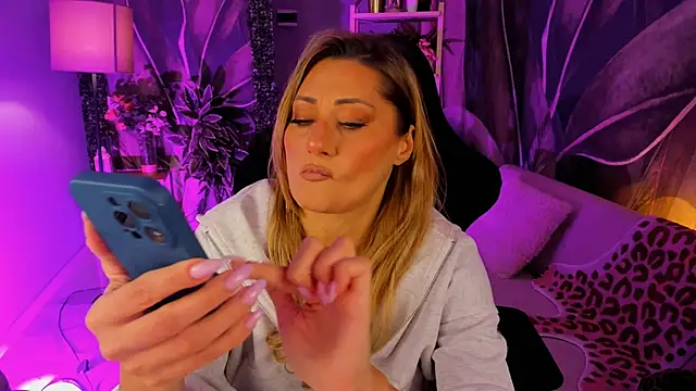 Snapshot of SarahAlluring chatting on 11/20/25, 12:27 SarahAlluring online show from 11/20/25, 12:27