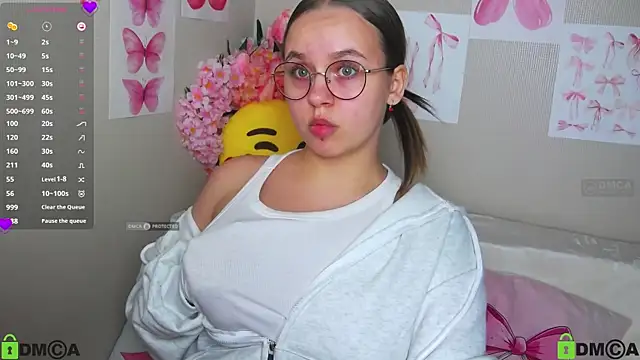 Snapshot of Lilysweet13 chatting on 10/05/25, 01:53 Lilysweet13 online show from 10/05/25, 01:53