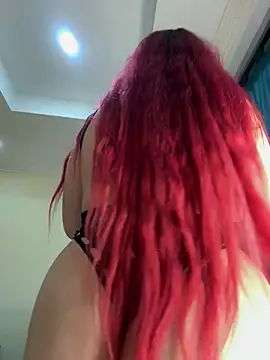 Snapshot of Ivelleee_ chatting on 10/19/25, 12:00 Ivelleee online show from 10/19/25, 12:00