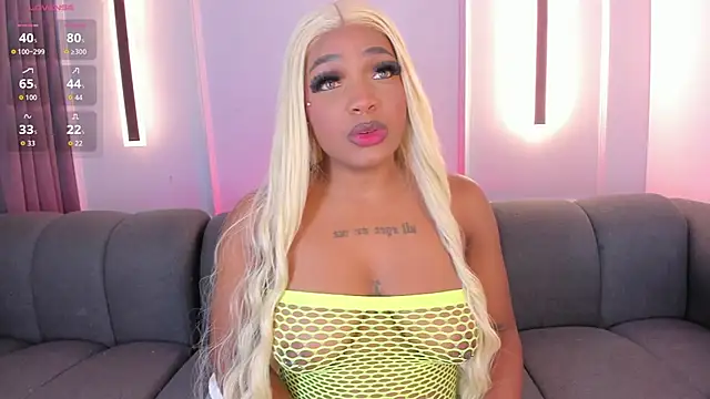 Snapshot of karol_white_ chatting on 10/23/25, 04:12 karol white online show from 10/23/25, 04:12