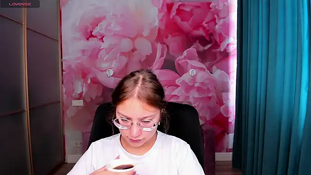 AngelinaLow online show from 09/28/25, 11:26